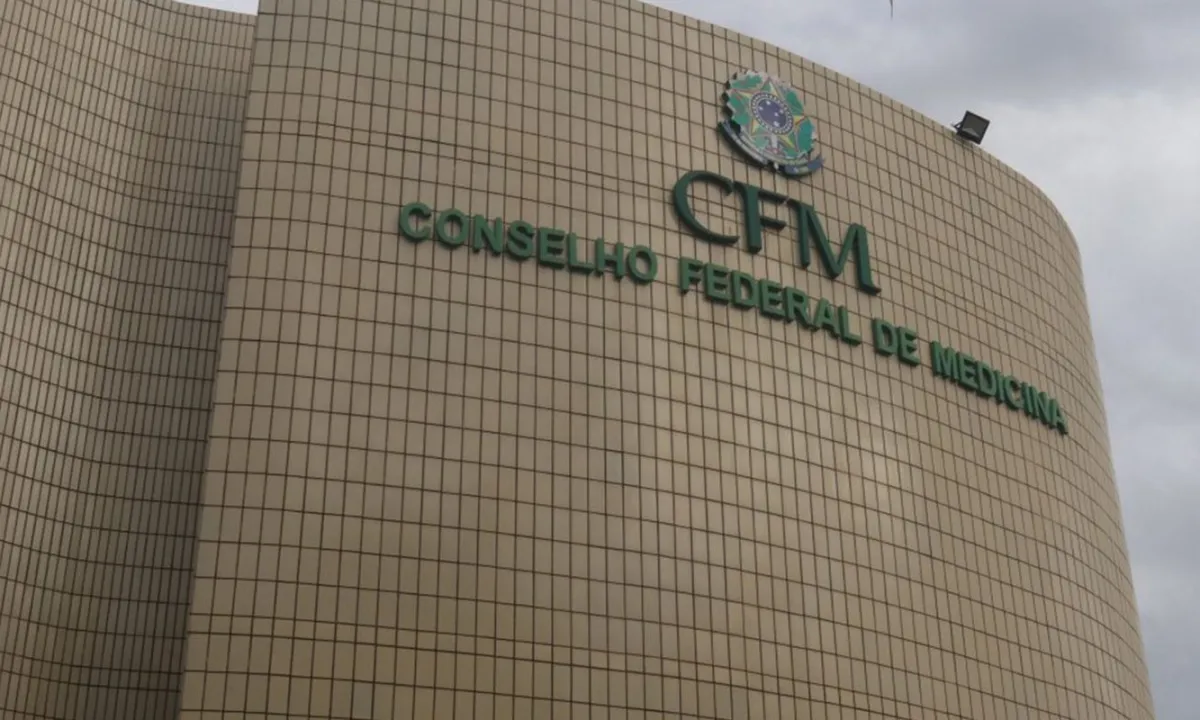 CFM veta terapia hormonal para menor de 18 anos e restringe cirurgias