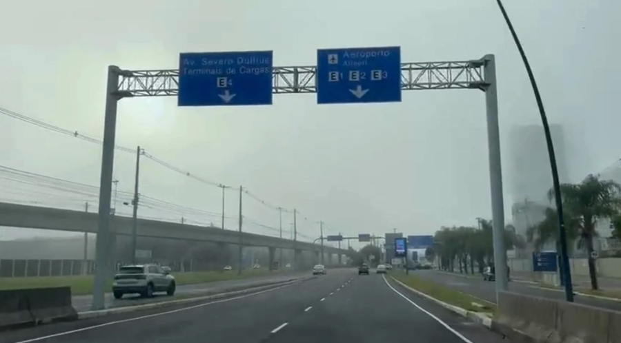 Nevoeiro compromete voos no Aeroporto Salgado Filho e altera operações na manhã desta quarta (23) A densa neblina que cobriu Porto Alegre nas primeiras horas da manhã desta quarta-feira (23) provocou alterações significativas nas operações do Aer