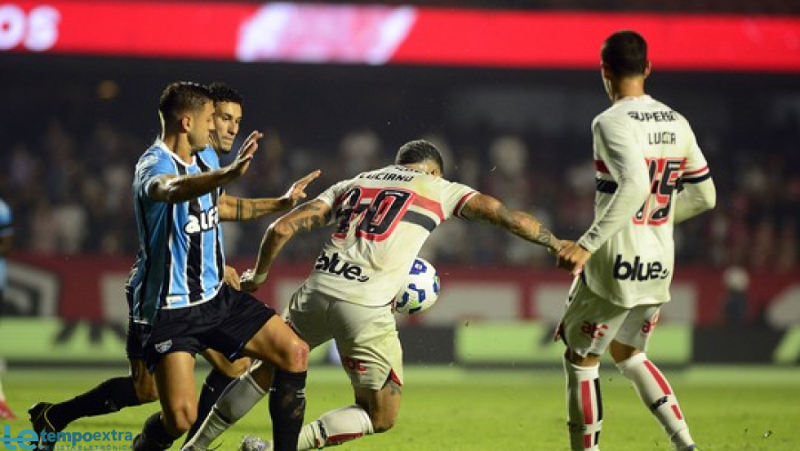 Grêmio volta ao Z-4 após derrota para o São Paulo e acende alerta para sequência da temporada.