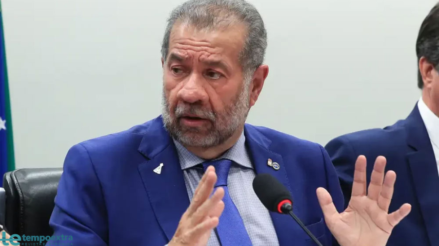 Pressão política impede Lula de demitir Carlos Lupi, apesar de crise no INSS