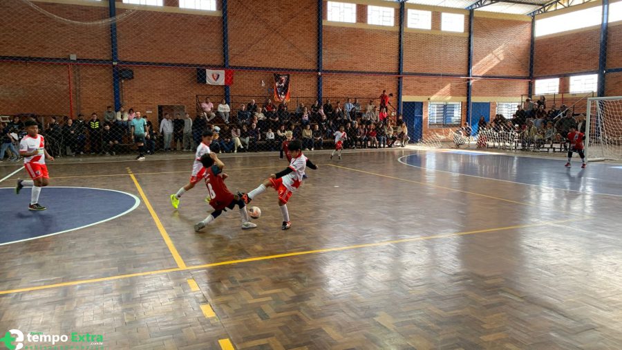 Canela abre Campeonato Municipal de Futsal Sub-9 com muitos gols e ginásio lotado